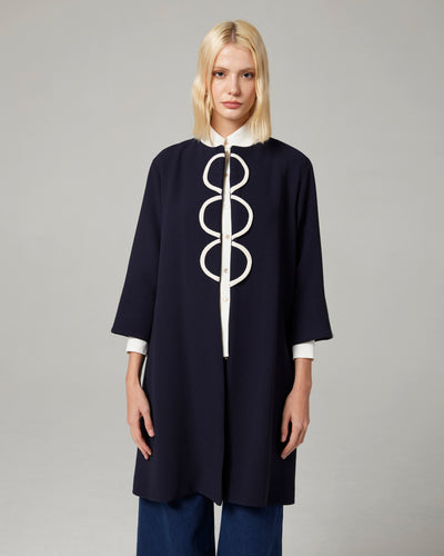 Spolverino 3 bolli in doppio crepe indossato da una modella con maniche ¾ in colore blu-latte.